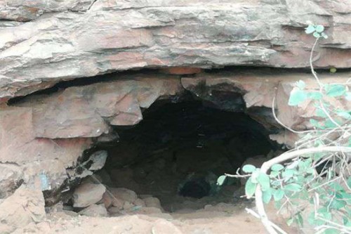 గుహలో ఊపిరాడక ఇద్దరు మృతి