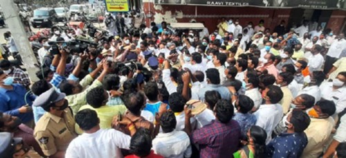 టీడీపీ కార్యాలయం వద్ద ఉద్రిక్తత 