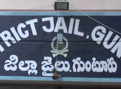 గుంటూరు జిల్లా జైలు దగ్గర టీడీపీ నేతలకు అవమానం 