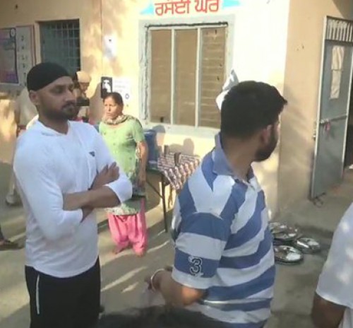 ఓటేసిన క్రికెటర్ హర్భజన్ సింగ్