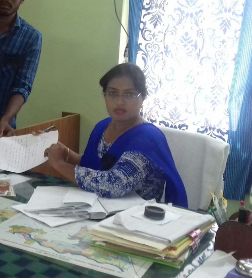 అడిగింది 8 లక్షలు -- బేరం 4 లక్షలకు ..పరారీలో  తహసీల్దార్