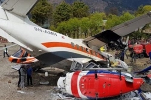 నిలిపివుంచిన హెలికాప్టర్ ను ఢీకొన్న విమానం