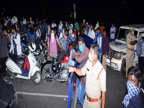 హైవేపై నరకం..ఏపీ వైపు నిలిచిపోయిన వాహనాలు