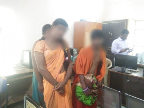 ముగ్గురు హిజ్రాలపై స్థానికుల దాడి