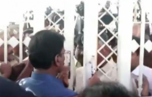హౌస్ లో  గేట్ రాజకీయం ...