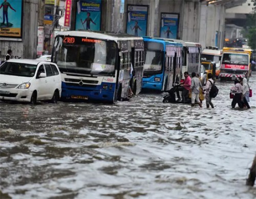 ఒక్క మిల్లీమీటర్ వర్షం చాలు రోడ్లు చెరువులే!