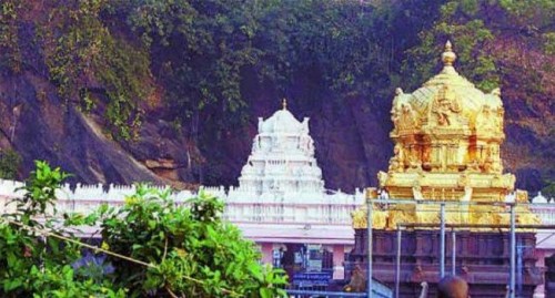 భవానీ భక్తులతో ఎరుపెక్కిన ఇంద్రకీలాద్రి పర్వతం