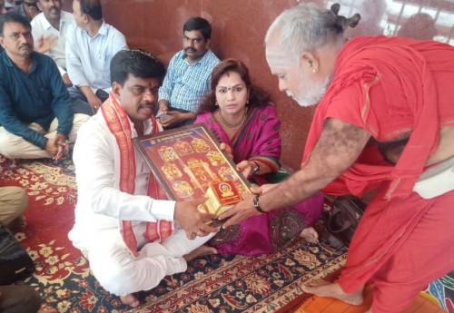 దుర్గమ్మ సేవలో ఎంపీ గోరంట్ల మాధవ్ దంపతులు