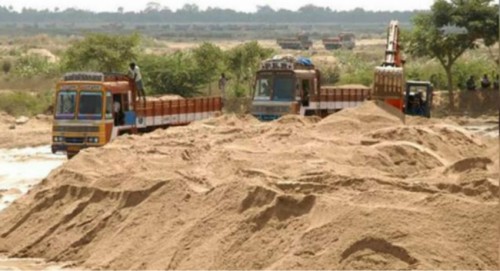 నోట్ల కట్టలు చేతిలో పెడితే....ఇసుక లోడింగ్ 