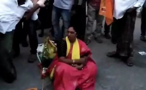 విశాఖ జగదాంబ జంక్షన్‌ వద్ద టీడీపీ మహిళా విభాగం నిరసన