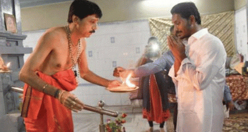 టీటీడీ వేదపండితుల తీరుపై దుమారం