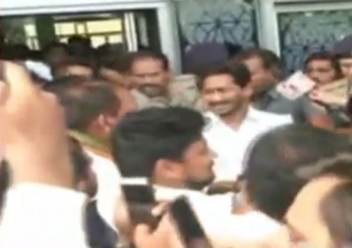 గన్నవరం ఎయిర్‌పోర్టుకు చేరుకున్న జగన్‌