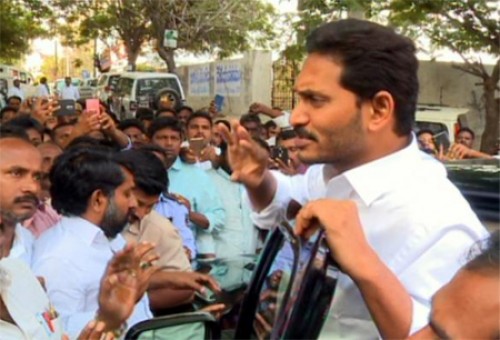 ఇడుపులపాయకు చేరుకున్న వైఎస్‌ జగన్‌