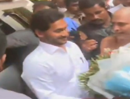 విశాఖ శారదాపీఠం చేరుకున్న ఏపీ సీఎం వైఎస్ జగన్