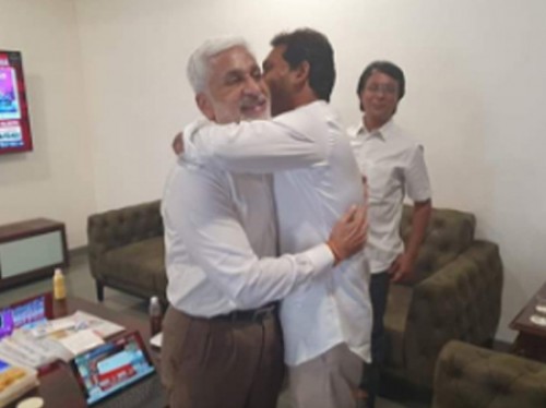 జగన్ నివాసంలో సంబరాలు