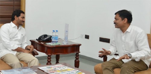 సీఎం జగన్మోహన్ రెడ్డిని కలిసిన ఎంపీ జీవీఎల్ నరసింహం