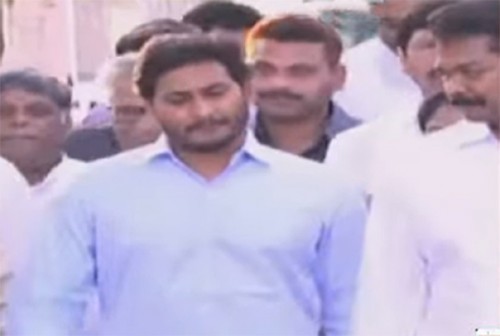 పులివెందులకు బయల్దేరిన వైఎస్ జగన్