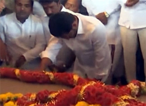 వైఎస్‌ఆర్‌ ఘాట్‌ వద్ద జగన్‌ నివాళులు