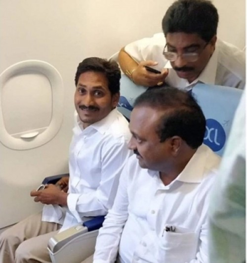 ముఖ్యనేతలతో కలిసి విజయవాడ పయనమైన వైఎస్ జగన్