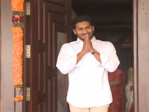 సభా ప్రాంగణానికి బయల్దేరిన జగన్‌