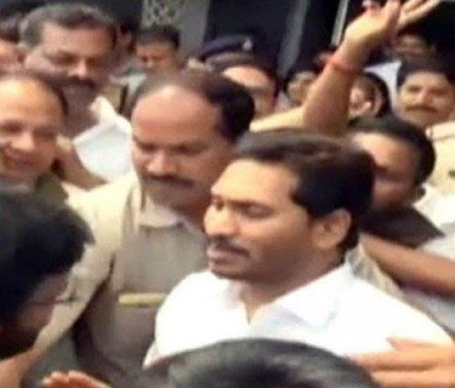 ఏపీ భవన్‌లో అధికారులతో జగన్‌ భేటీ