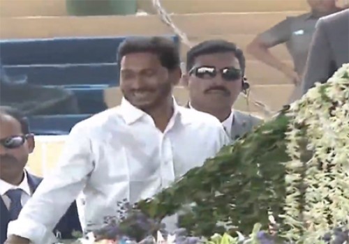 ప్రమాణస్వీకార వేదిక వద్దకు చేరుకున్న వైఎస్‌ జగన్‌