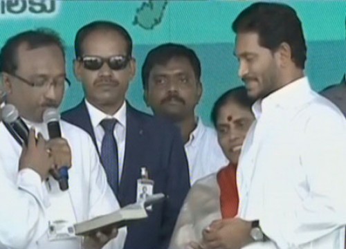 ముఖ్యమంత్రి జగన్‌కు మతపెద్దల ఆశీర్వచనాలు