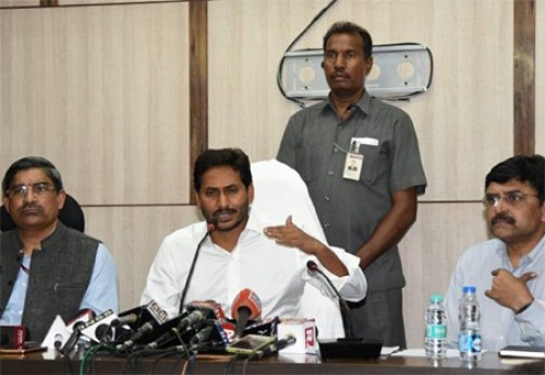 సమర్థులైన అధికారుల కోసం జగన్‌ అన్వేషణ