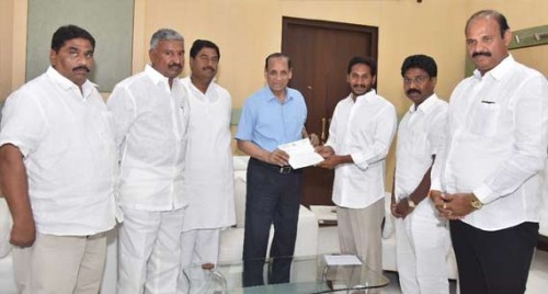 చంద్రబాబు ఆదేశాల మేరకే  దాడులు జరుగుతున్నాయి : జగన్ 