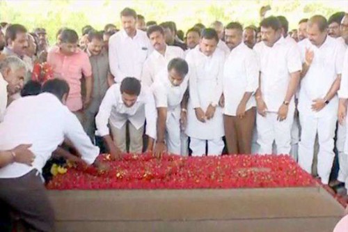 వైఎస్ఆర్ కు వైఎస్ జగన్ నివాళి