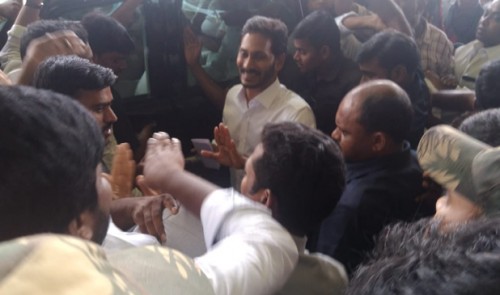 మదురుపూడి ఎయిర్ పోర్టుకు చేరుకున్న జగన్