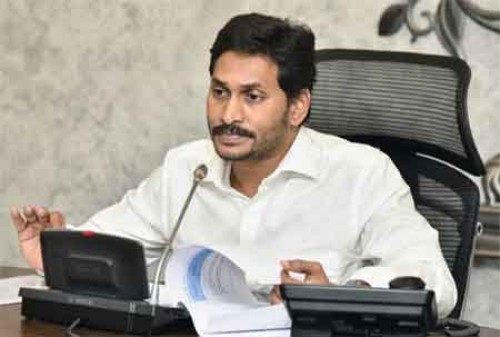 సీఎం జగన్ తో మాజీ రాష్ట్ర ఎన్నికల కమిషనర్ రమాకాంత్ రెడ్డి భేటీ 