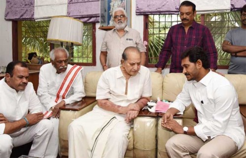 విజ‌య నిర్మ‌ల భౌతిక కాయాయానికి జ‌గ‌న్ నివాళి