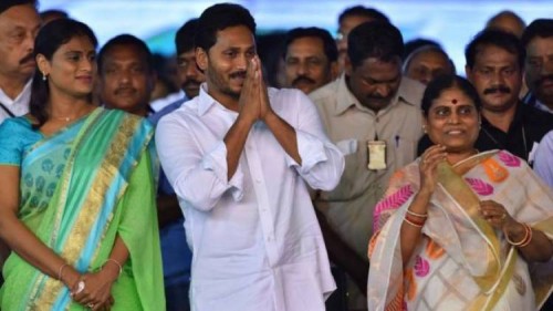 తాడేపల్లి సీఎం జగన్ నివాసంలో సందడి