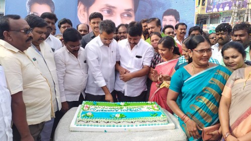 ఘనంగా  జగన్మోహనరెడ్డి  జన్మదిన వేడుకలు 