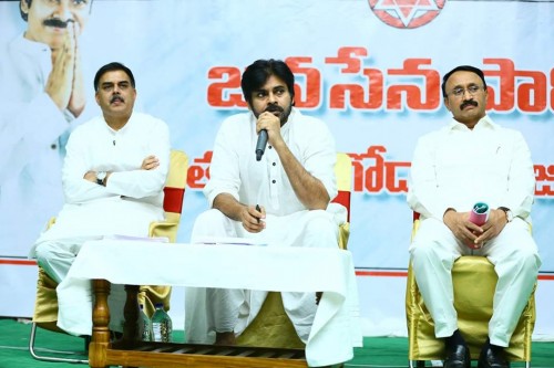 చేనేత కార్మికులకు నేను అండగా ఉంటా: పవన్‌ కల్యాణ్‌