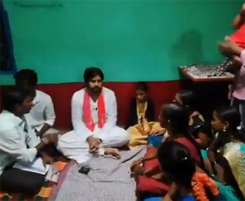 ఓ ఇంటికి వెళ్లి మేనిఫెస్టోను వివరించిన పవన్ కల్యాణ్