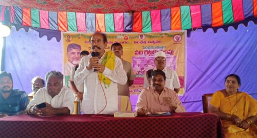 డ్వాక్రా మహిళలకు పింఛన్లు పంపిణీ చేసిన మంత్రి జవహర్