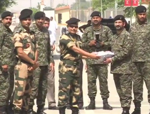 రంజాన్‌ సందర్భంగా పాక్‌ జవాన్లకు మిఠాయిలు ఇచ్చిన బిఎస్‌ఎఫ్‌ 