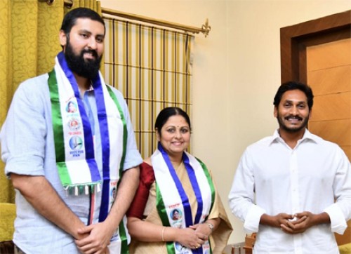 వైసీపీలో చేరిన సినీ నటి జయసుధ