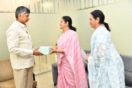 చంద్రబాబును కలిసిన  సినీనటి జయసుధ

