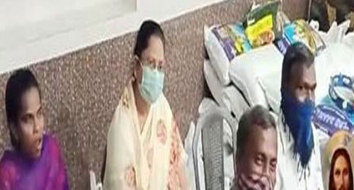 ఏసుప్రభు సేవ‌కుల‌కు నిత్యావ‌ర‌స స‌రుకులు పంపిణీ

