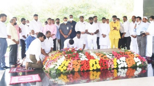 ఇడుప‌ల‌పాయ వైఎస్ ఘాట్ లో తండ్రికి జ‌గ‌న్ ఘ‌న నివాళి…