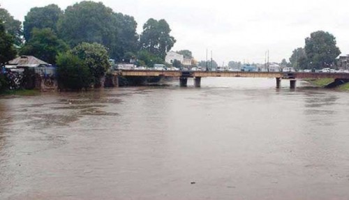 జమ్ము కాశ్మీర్‌లో ఎడతెరిపి లేని వర్షాలతో ఉధృతంగా ప్రవహిస్తున్న జీలం నది