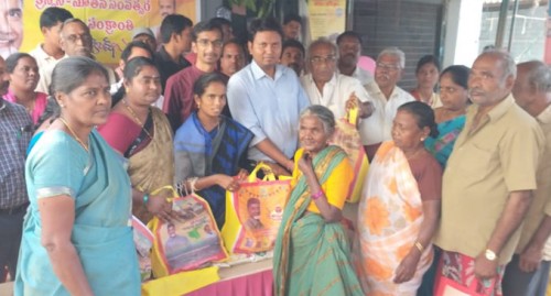 చంద్రన్న కానుకలు పంపిణీ చేసిన ఎమ్మెల్యే వంతల రాజేశ్వరి