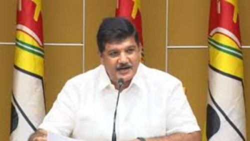 టీడీపీ నేత ధూళిపాళ్ళ నరేంద్రకు కాకినాడ పోలీసుల నోటీసులు