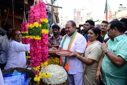  జోలె పట్టుకుని గుంటూరు రోడ్లపై కన్నా భిక్షాటన!
