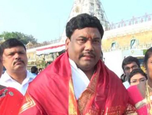 తిరుమల శ్రీవారిని దర్శించుకున్న ఎస్సీ, ఎస్టీ కమిషన్‌ ఛైర్మన్‌ కారెం శివాజీ