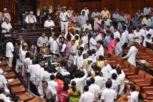 గ‌వ‌ర్న‌ర్ ప్ర‌సంగాన్ని అడ్డుకున్న బీజేపీ ఎమ్మెల్యేలు