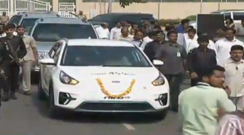 కియా కారులో ప్రయాణించిన సీఎం చంద్రబాబు, కియా మోటార్స్‌ ఎండీ